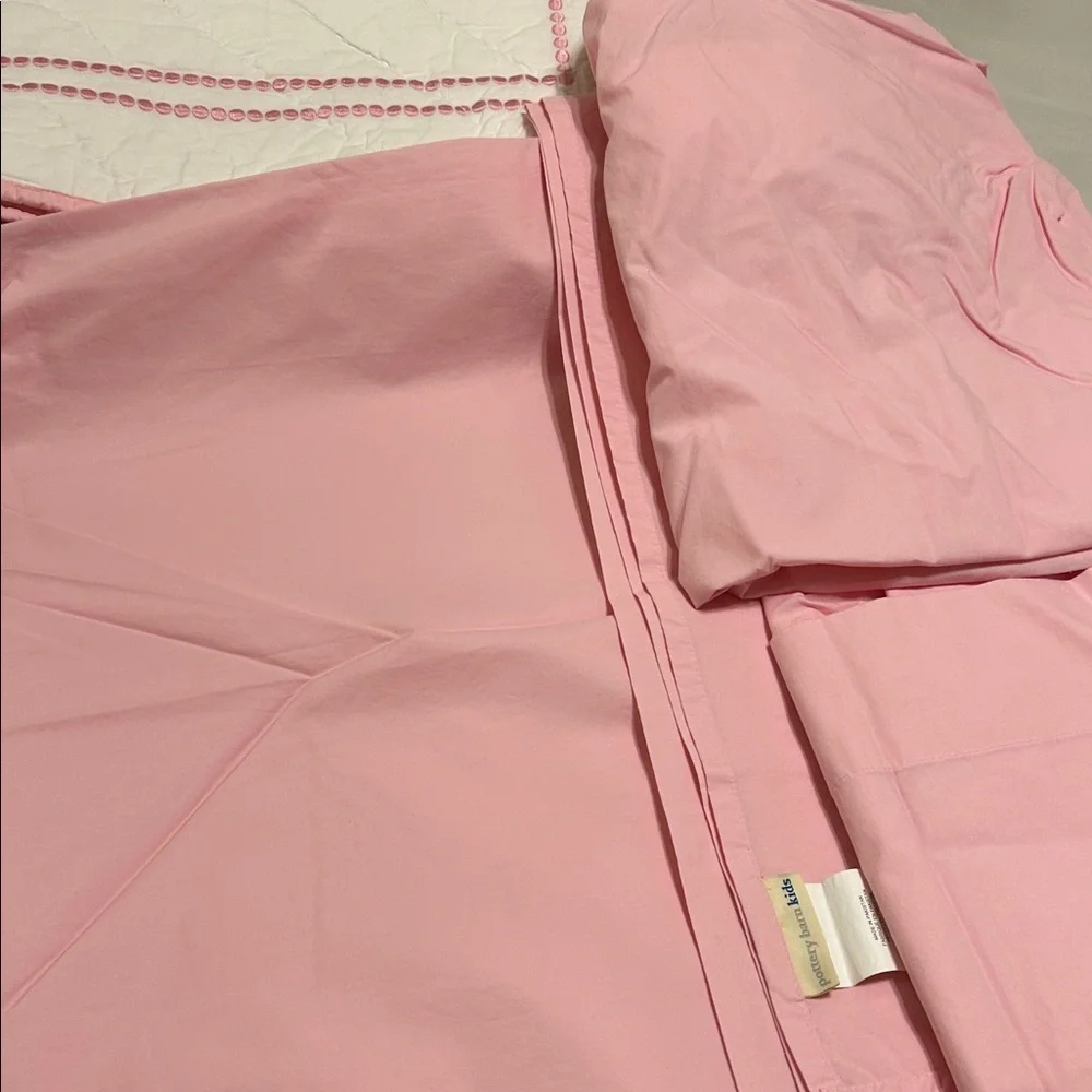 Comforter & 3 piece sheet set. Pottery Barn Kids Toddler Bed size. EUC